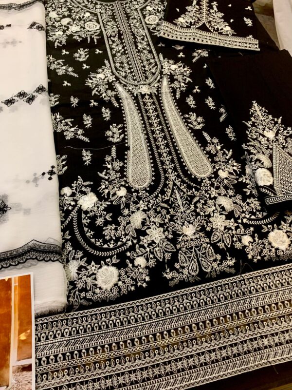 Zara shahjahan 𝙎𝙩𝙪𝙛𝙛: lawn  3pc - Image 2